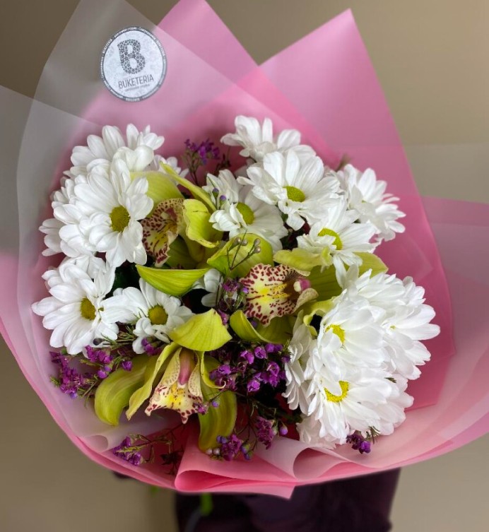 Букет ромашки и орхидея