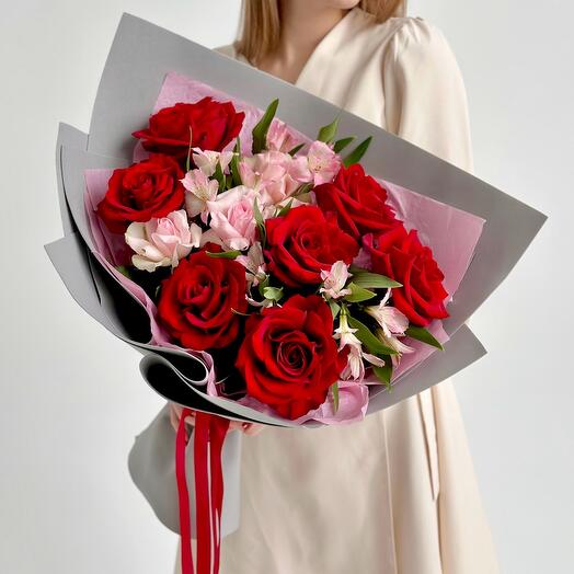 Авторский букет «Симфония чувств» из роз и альстромерий