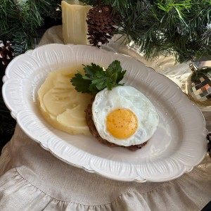 Бифштекс с яйцом и картофельным пюре