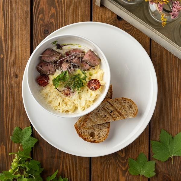 Скрэмбл с ростбифом и мусом пармезан