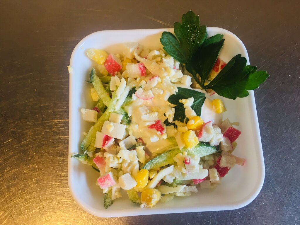 Салат из крабовых палочек с огурцом