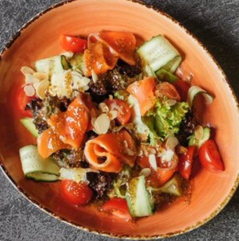 Салат с форелью и авокадо