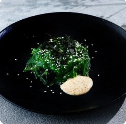 Салат с чукой и ореховым соусом