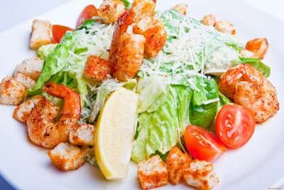 Салат Цезарь с королевскими креветками