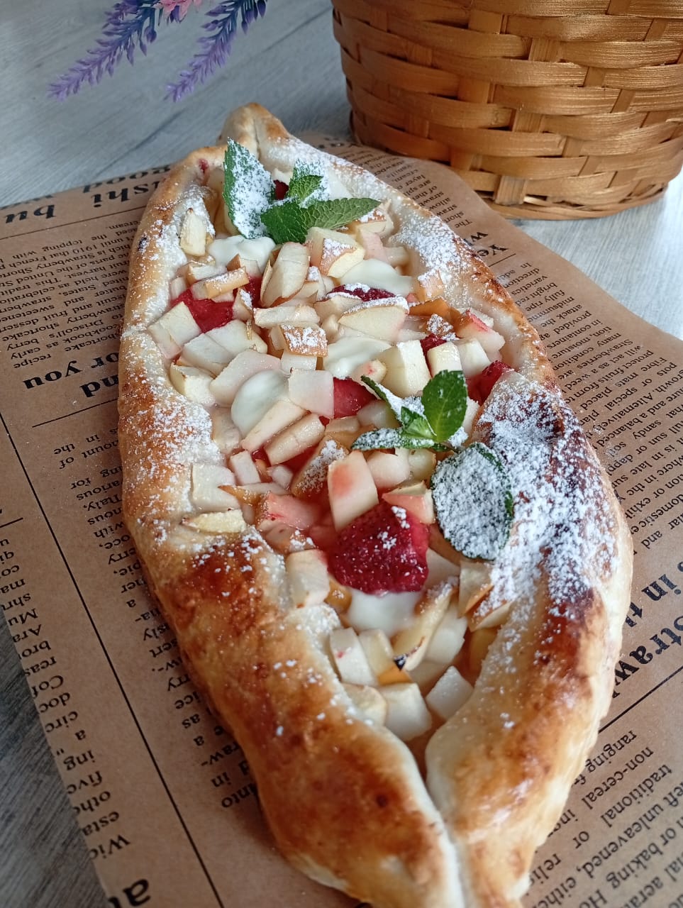 Пиде с фруктами в слоёном тесте 