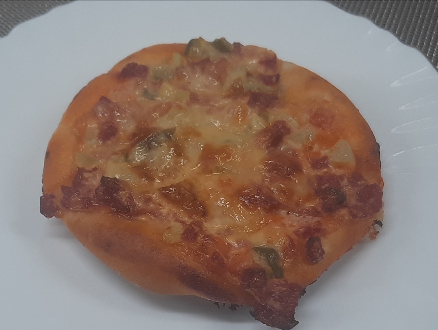 Мини-пицца с копчёной колбасой 