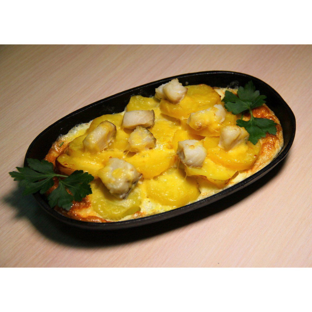 Треска с картофелем, сыром и яйцом