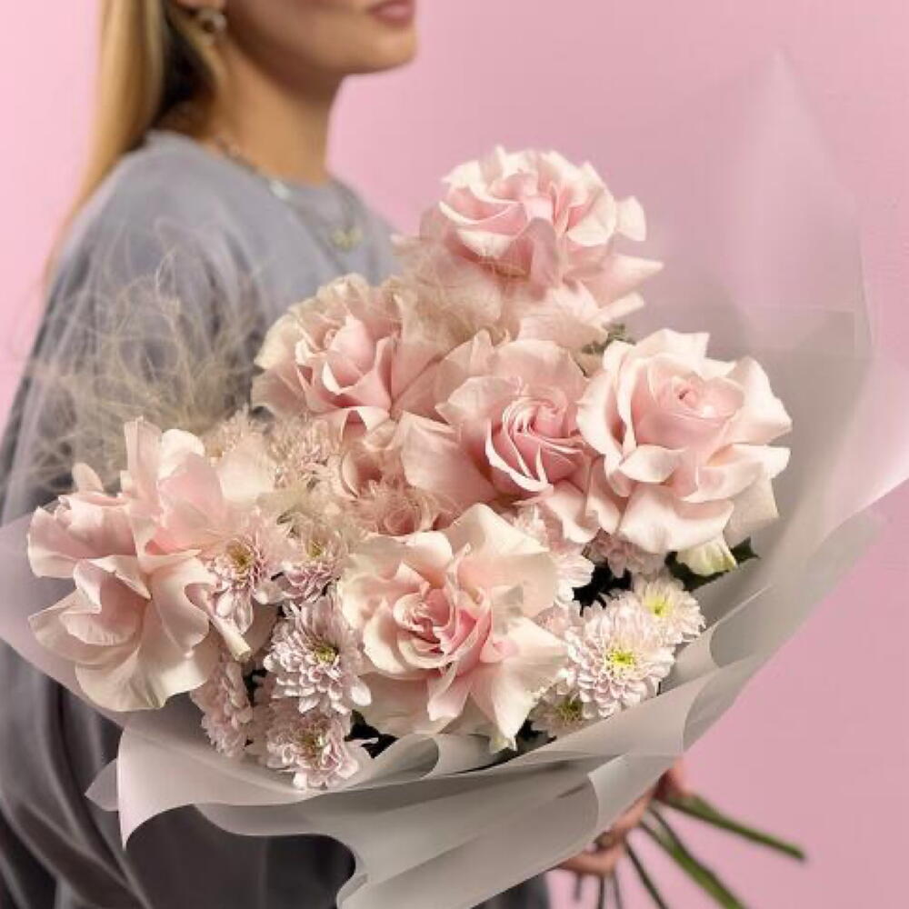 Букет из розовых французских роз и розовой хризантемы