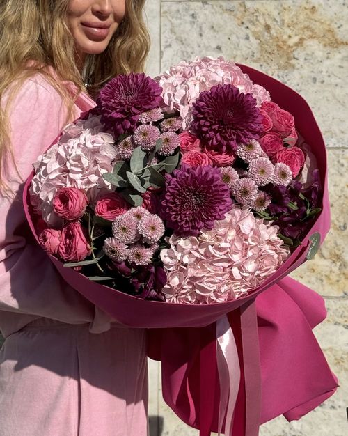 Из хризантем, гортензий и пионов роз