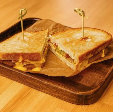 Сэндвич с индейкой, соусом чеддер и трюфельным айоли