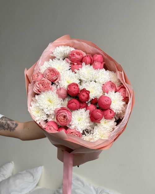 Букет из пионовидных роз и хризантем