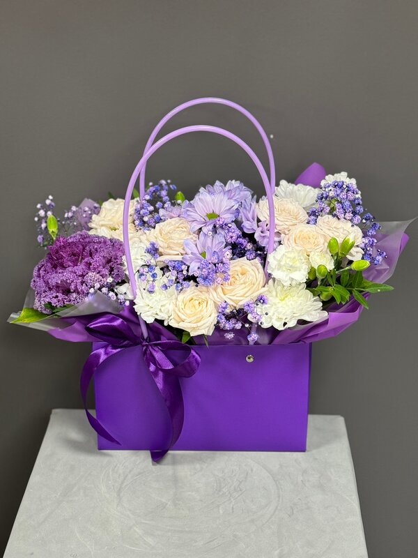 Сумочка из хризантем,брассики,кустовых роз,гипсофилы