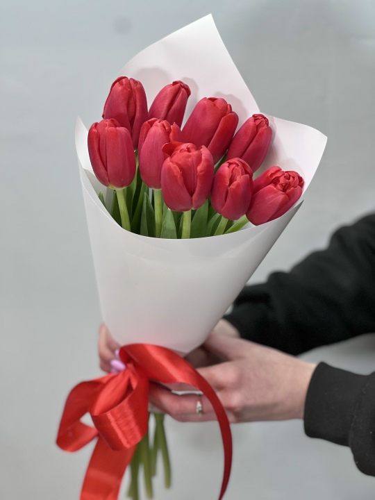 Букет «Мэрлин» с красными тюльпанами