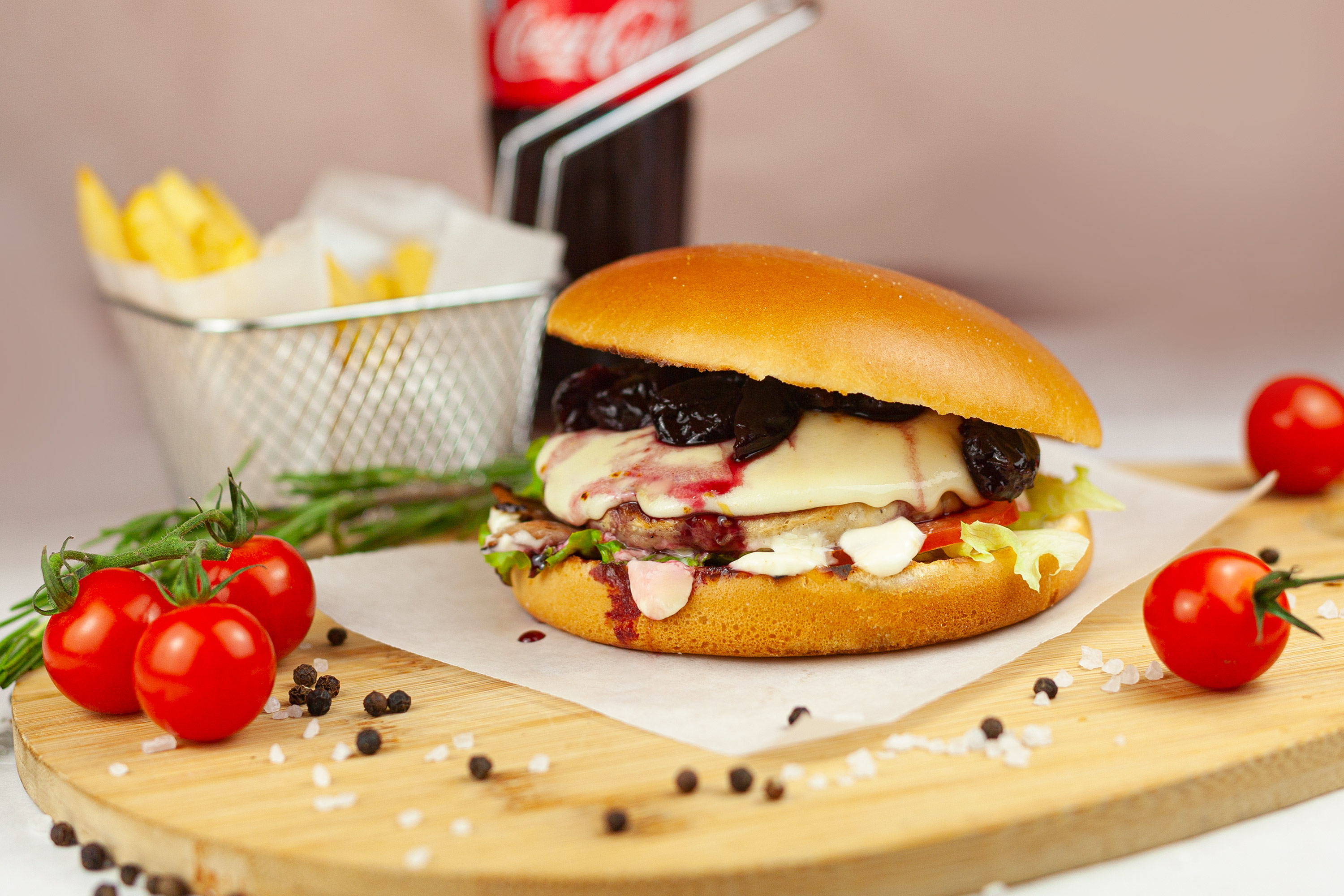 Бургер Цыпа с вишней и фри