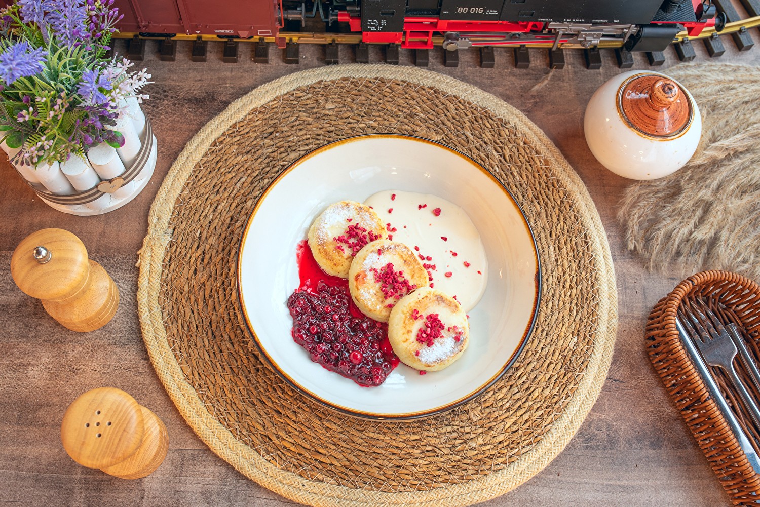 Сырники из нежного творога с кремом из сметаны и брусничным вареньем