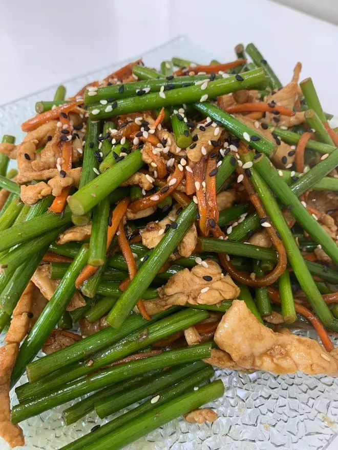 Стрелки чеснока со свининой