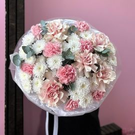 Хризантема с французскими розами и диантусами