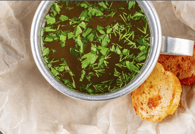 Бульон куриный с зеленью и сухарями