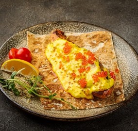 Филе семги с икорным соусом