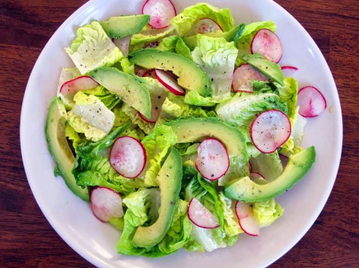 Салат с киноа и авокадо