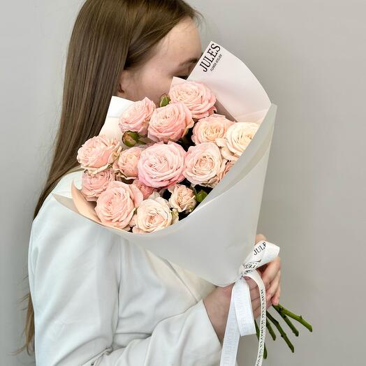 Букет пионовидных кустовых роз «Мадам бомбастик»