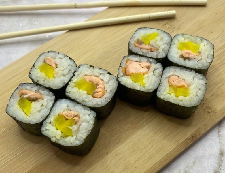 Маки с жареным лососем