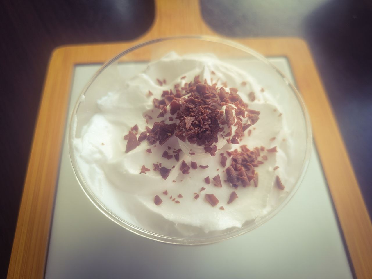 Профитроль с заварным кремом в сливочном мусе