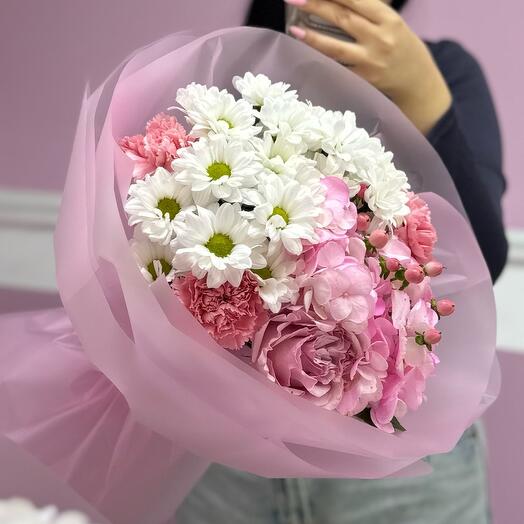 Сборный букет с ромашками и гортензией