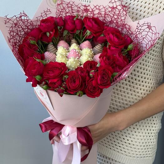 Букет из клубники с кустовой розой