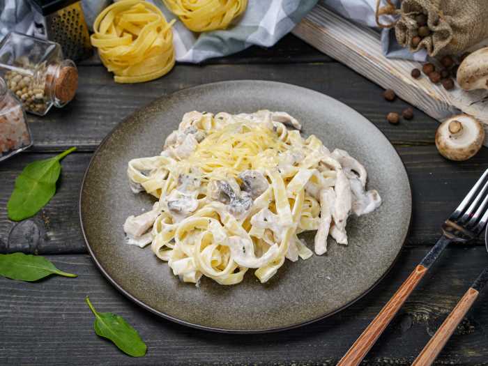 Паста с курицей и грибами