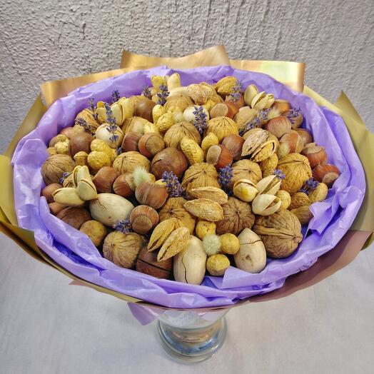 Букет из орехов с лавандой