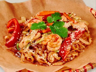 Удон с креветками и курицей