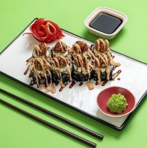 Эби люкс с тигровыми креветками и соусом спайси