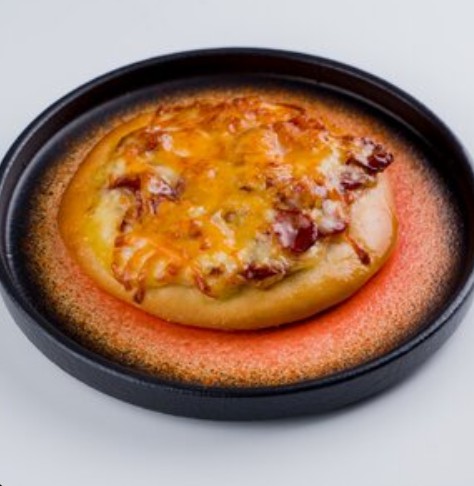 Пицца с копчеными колбасками мини