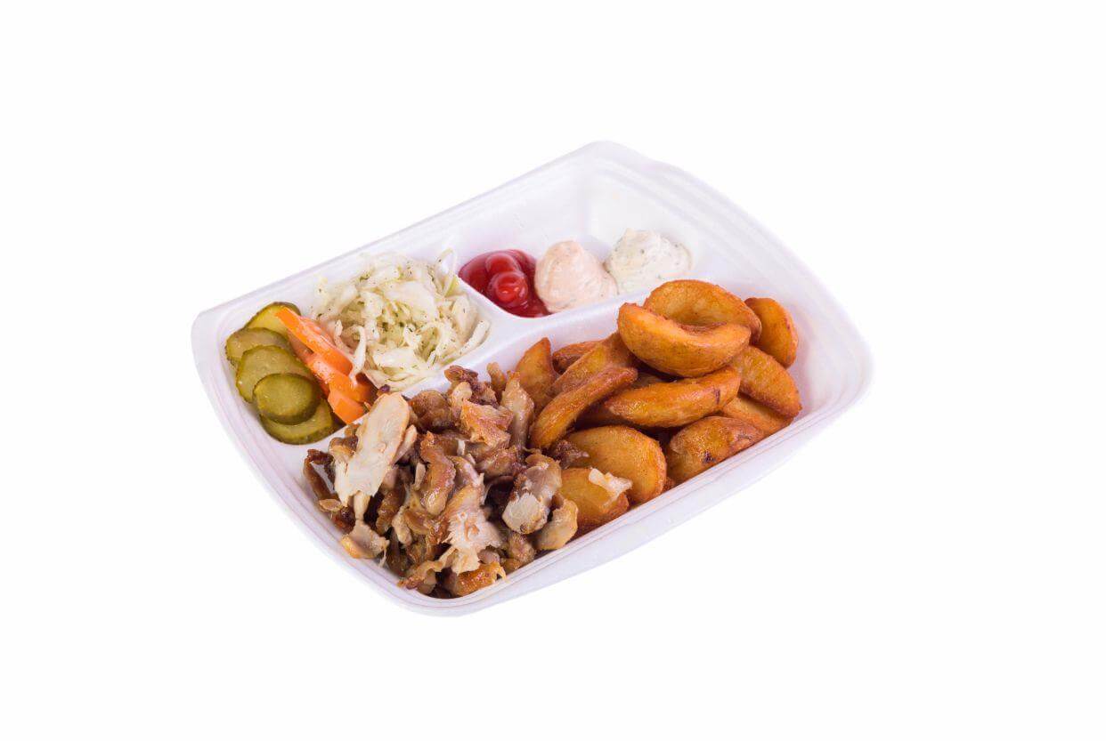 Блюдо на тарелке с мясом цыпленка