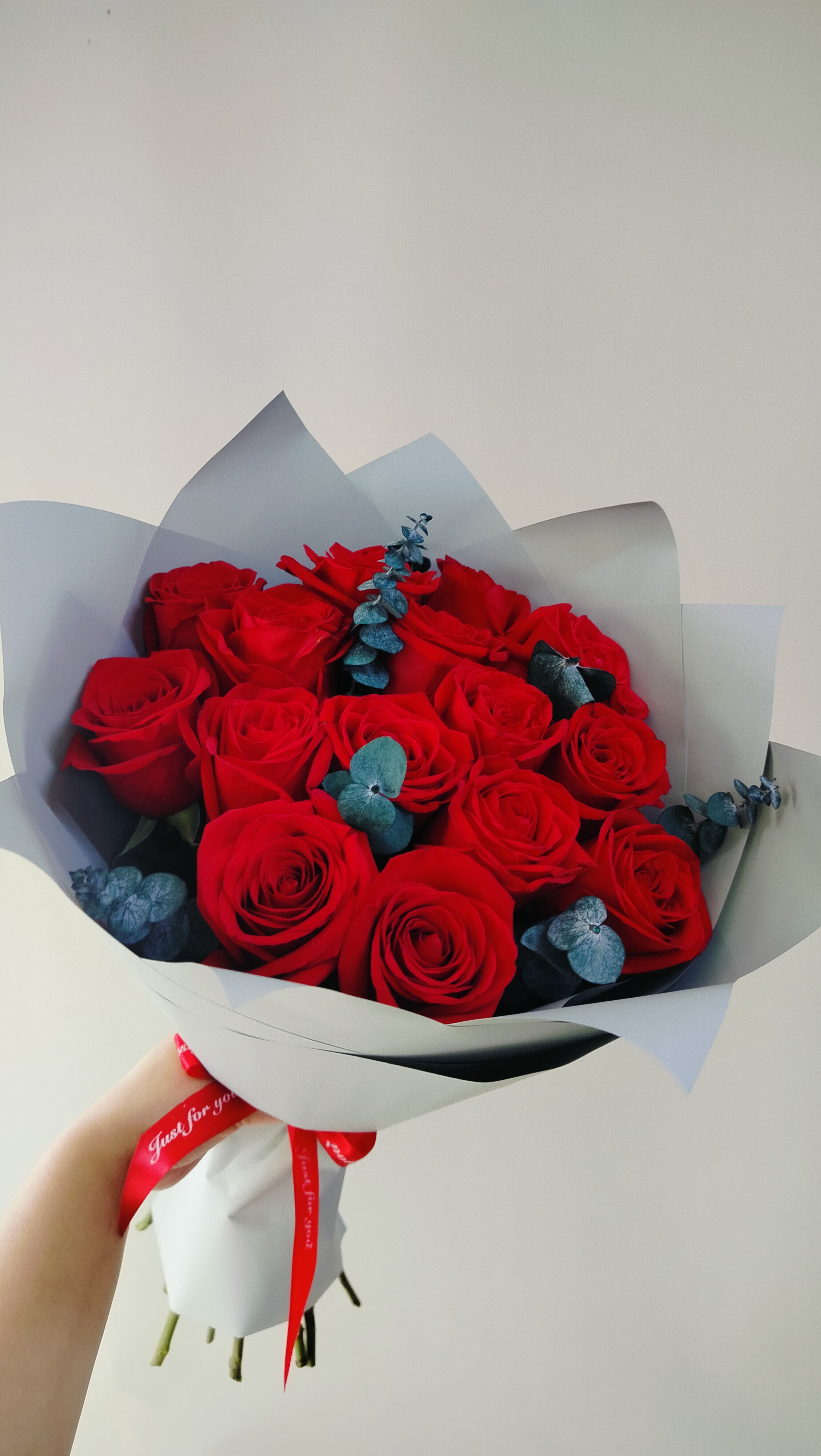 15 красных роз