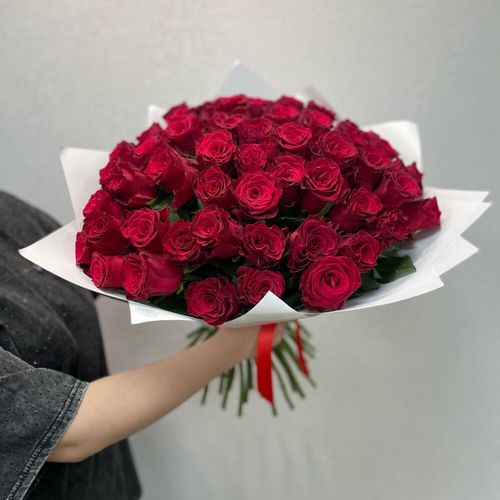 Букет из 55 красных роз в белой упаковке