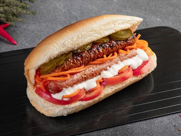 Хот-дог фирменный в булочке с двумя сосисками