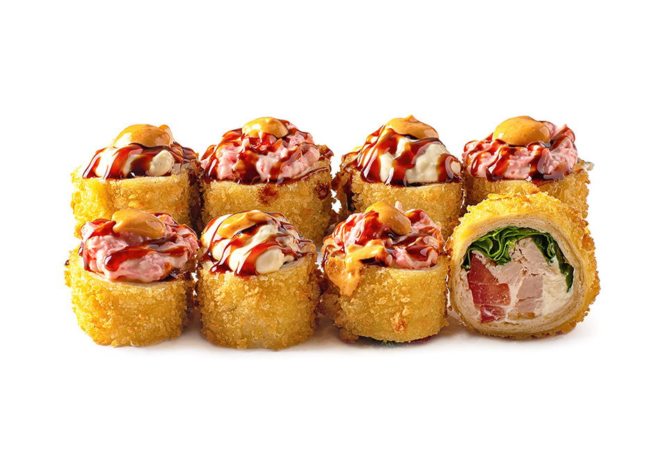 Жареный ролл в тортилье с курицей