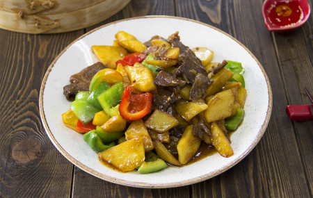 Говядина с картофелем в соусе