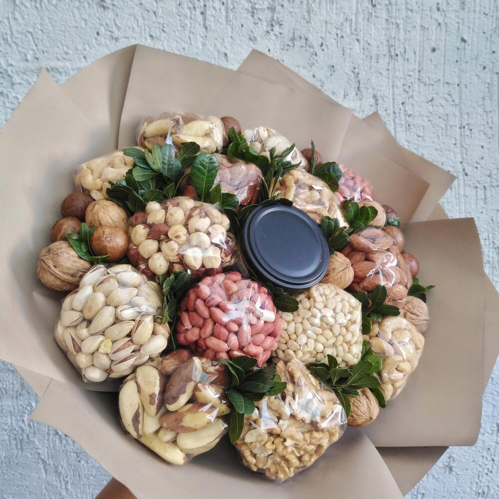 Букет из очищенных орехов с медом