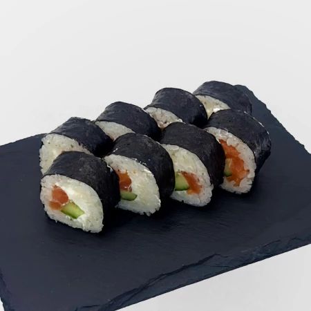 Ролл с копчёным лососем и огурцом