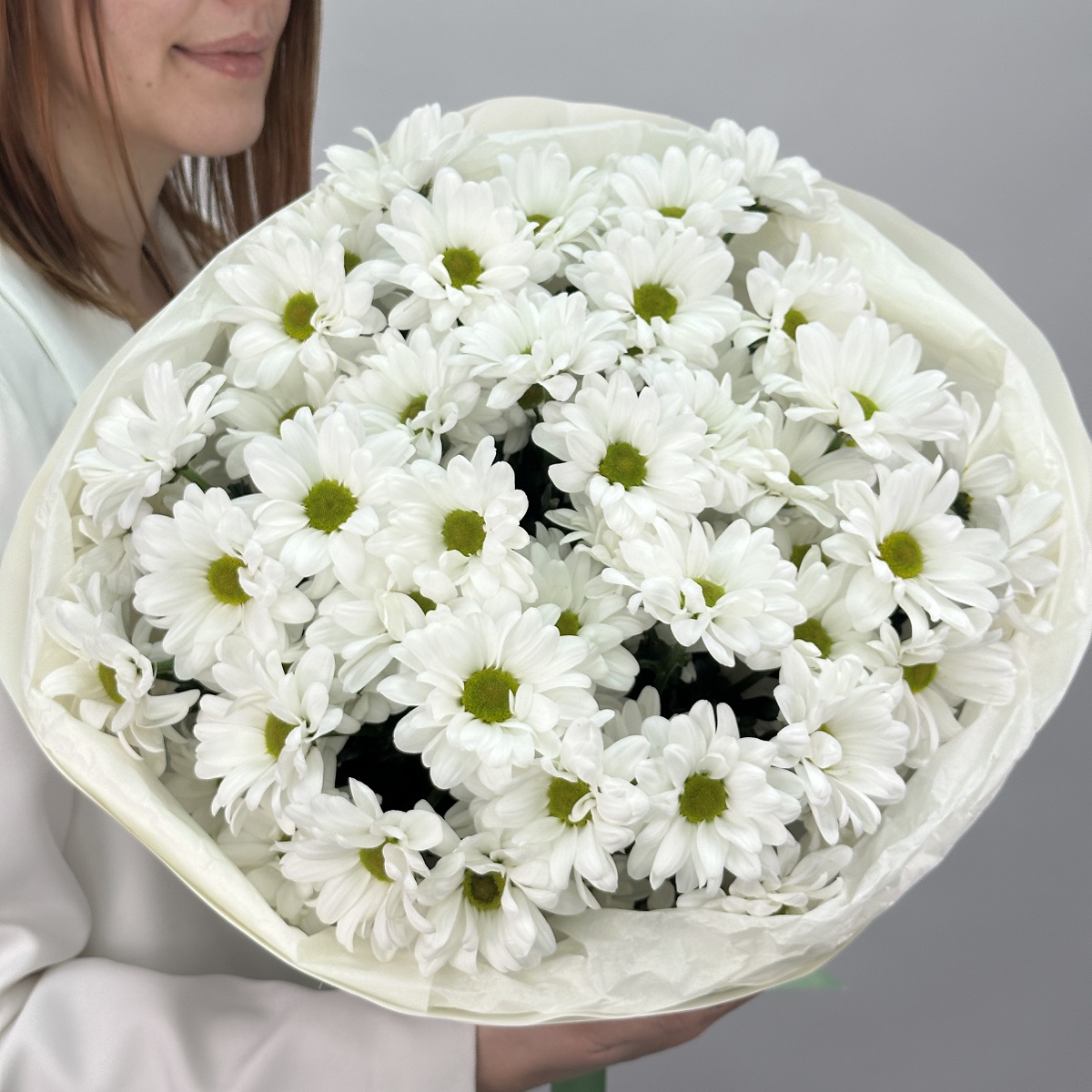 Букет из 7 белых кустовых ромашковых хризантем