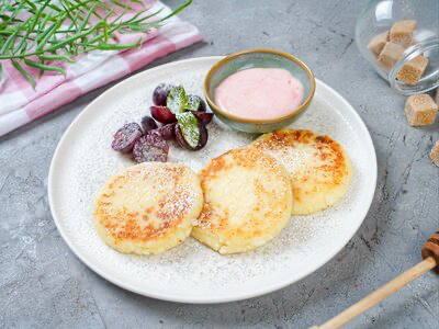 Сырники с малиновым соусом и сметаной