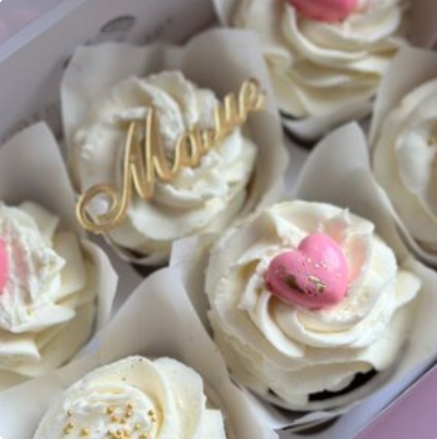 Капкейки с надписью Маме с розовыми сердечками