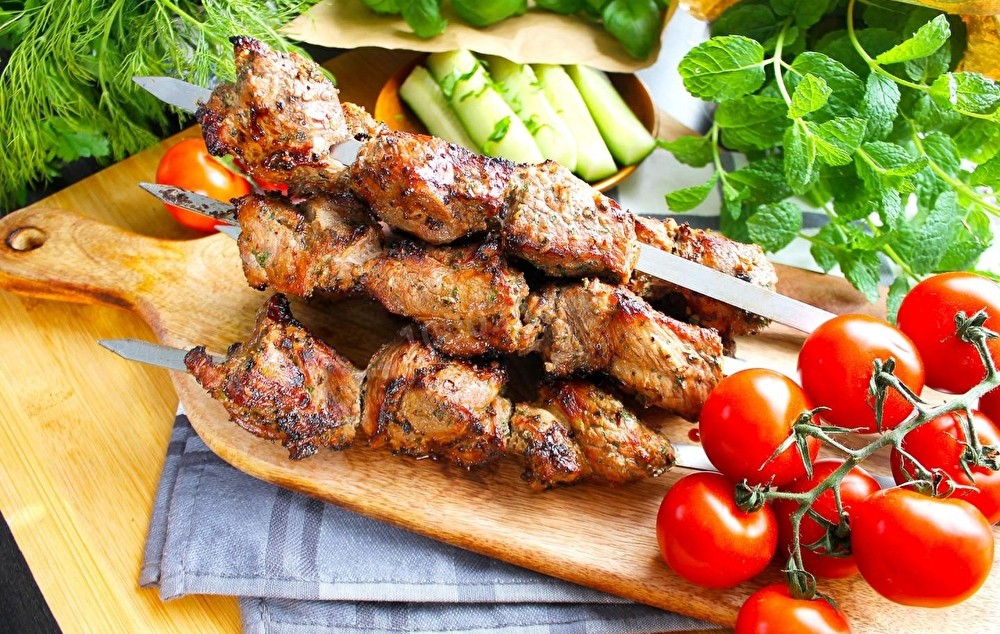 Шашлык из свиной вырезки с томатами