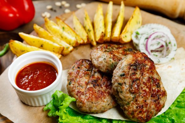 Котлетный микс с картофелем по‑деревенски