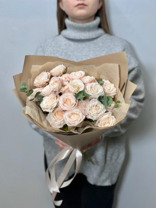 Кремовые кустовые пионовидные розы с эвкалиптом