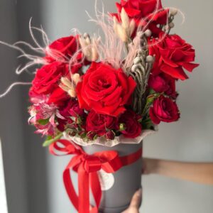 Яркая композиция в коробке