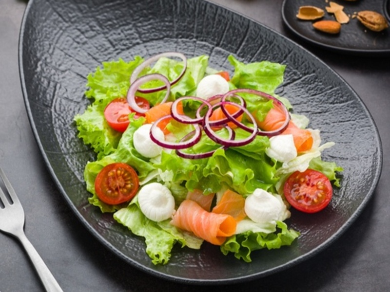 Салат с лососем